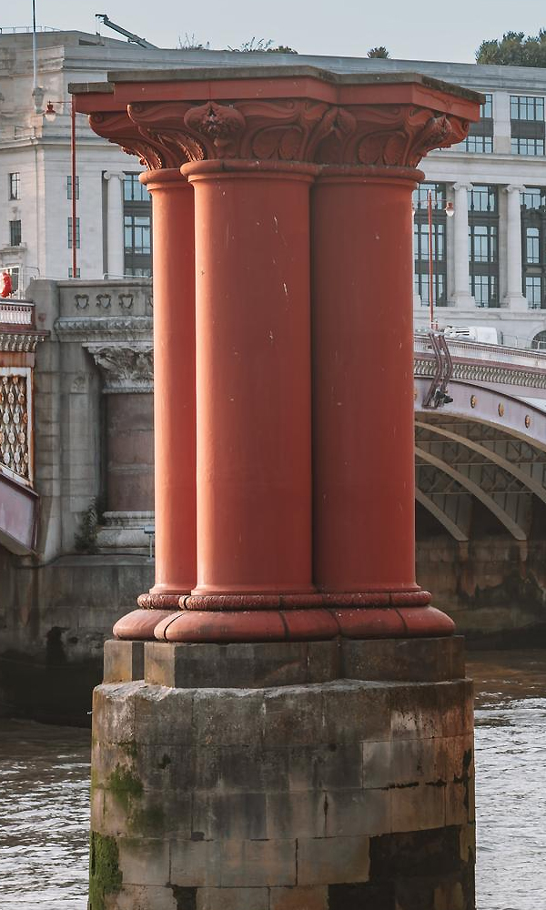 General view of the cast_iron_piers Bridge