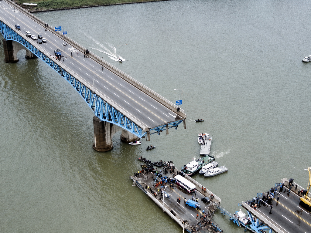 Wide view of the seongsu Bridge site
